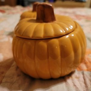 SOLD Williams Sonoma Pumpkin lidded soup bowls set of 4